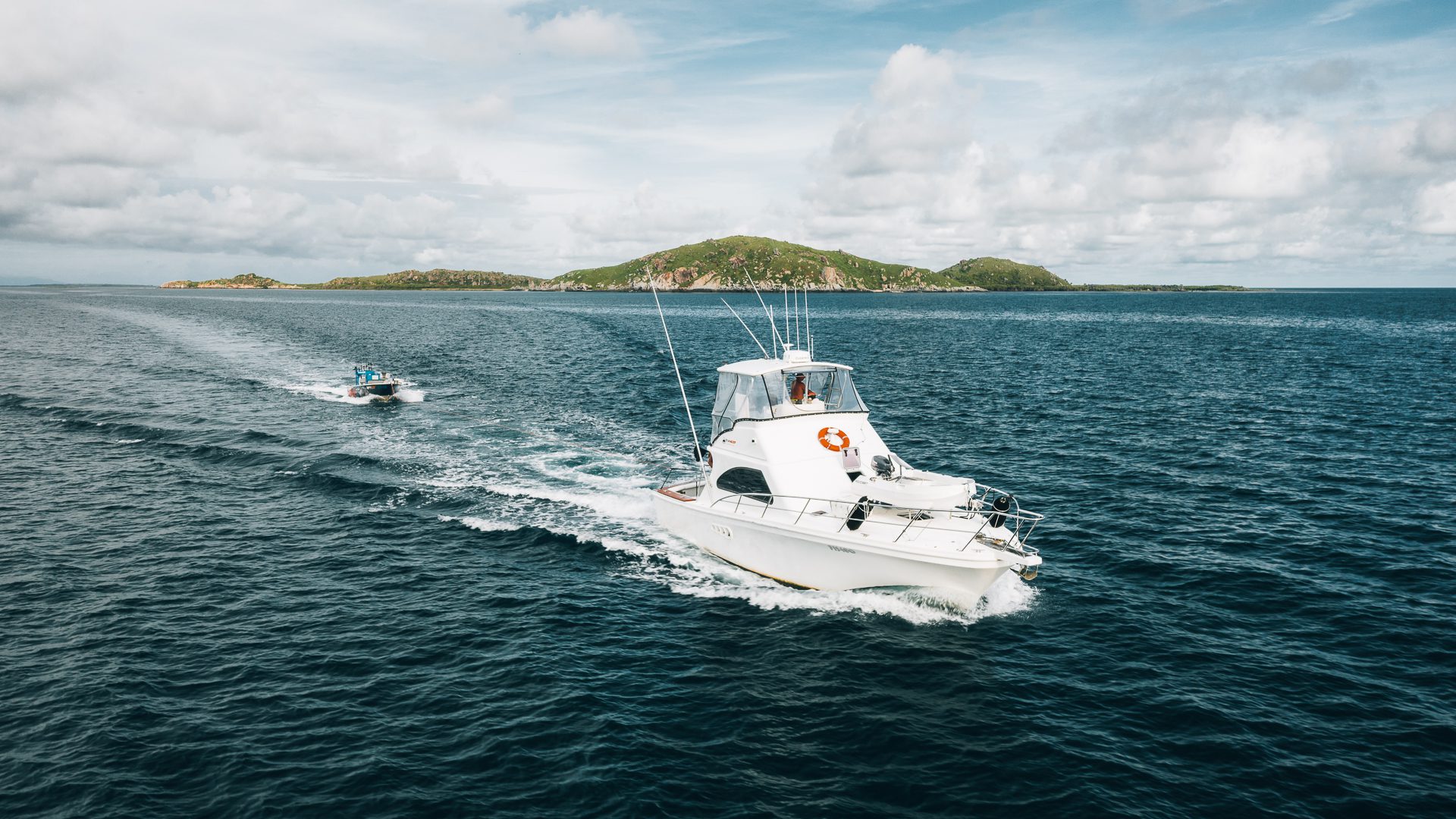 Drone_HowickIsland_Moodswings_Towing-0974 Cruising Howick islands